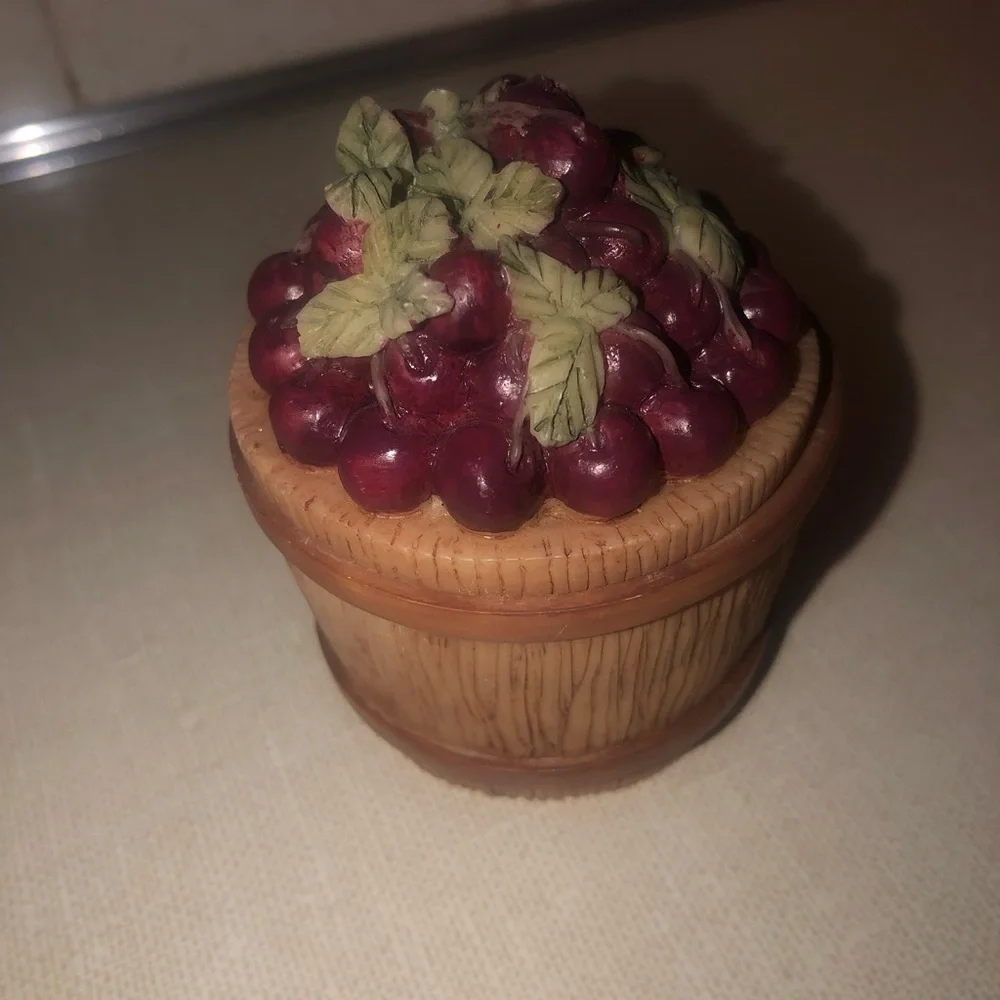 Vintage 1993 Dezine Grape Basket Trinket Box Collectible Hand Painted‎
